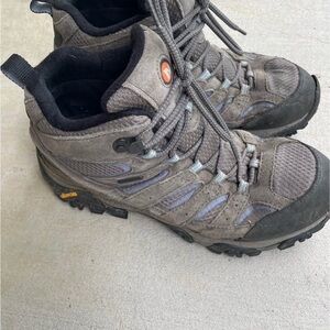 Women’s Merrell hiking boots sz 9.5